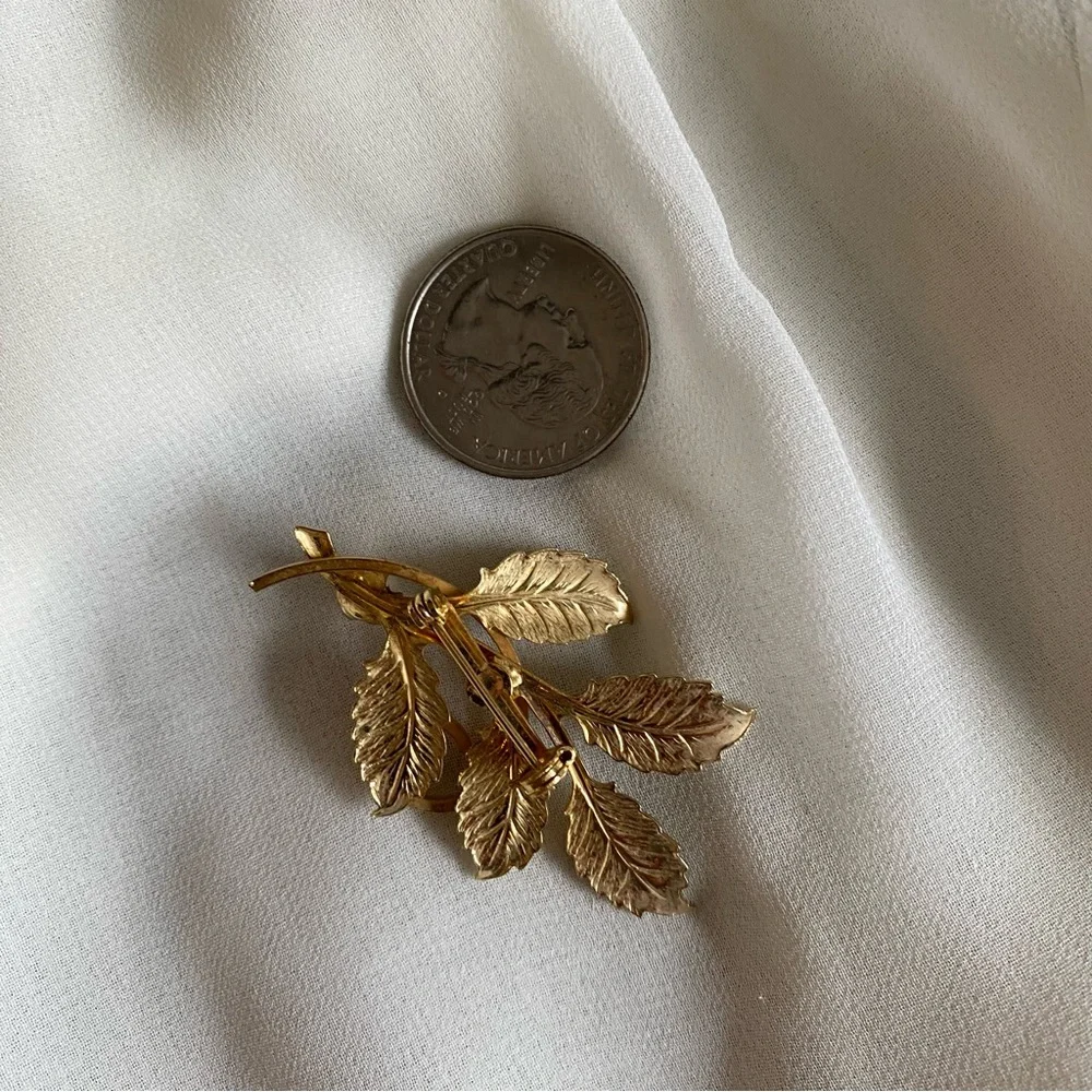 Vintage Gold‑Tone Leaf Brooch w/ Pearl Accent | Textured Pin